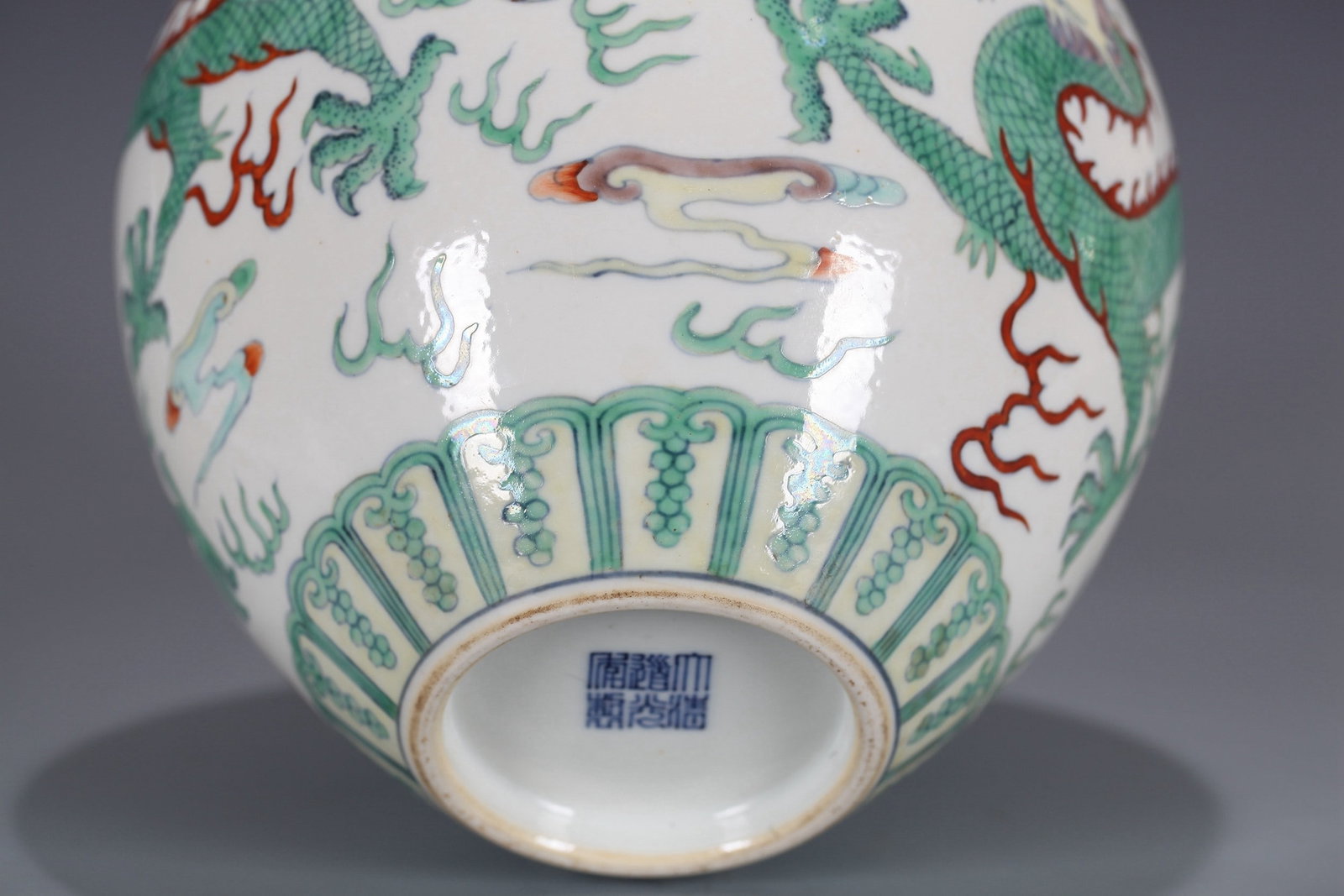 A DOUCAI DRAGON PATTERNED SMALL JAR - 9