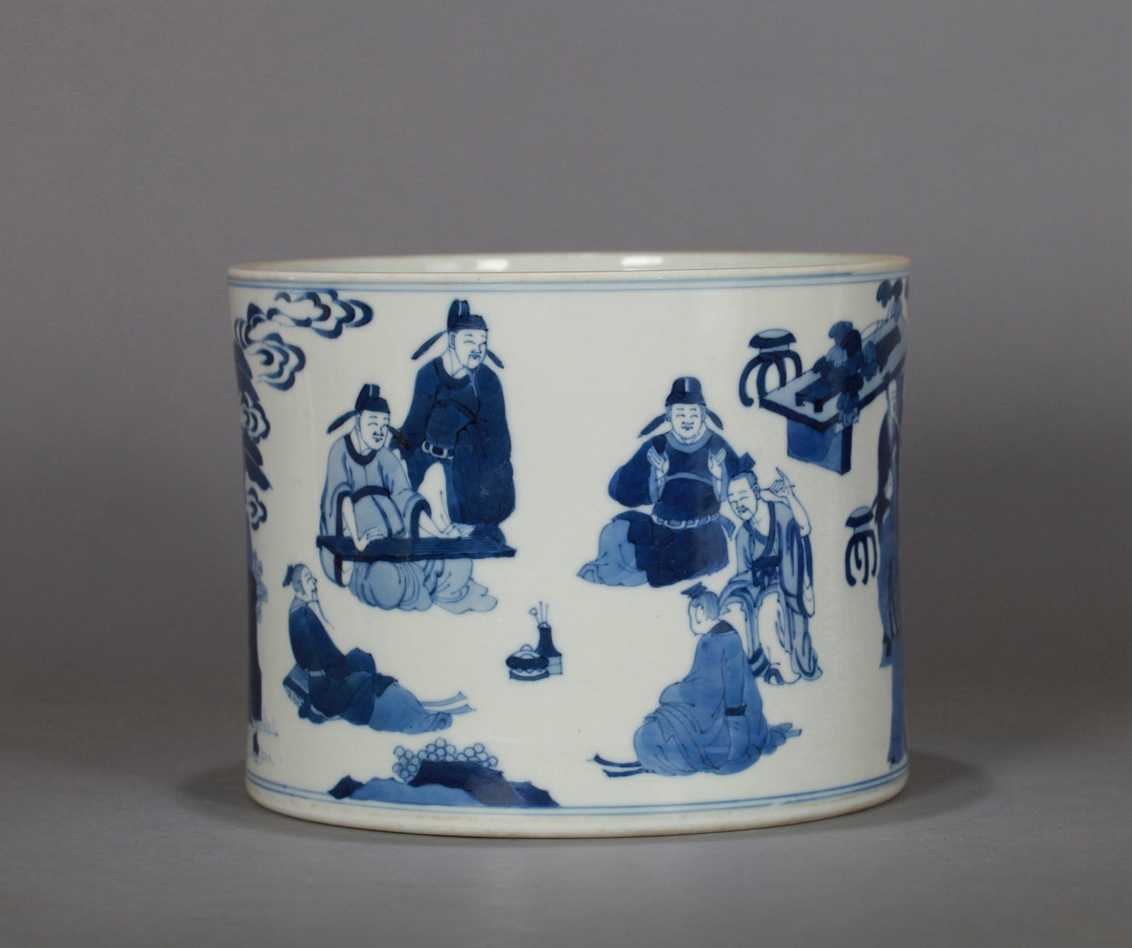 BLUE AND WHITE FIGURE PATTERN PEN HOLDER: 清 青花高仕雅集图笔筒 Blue and white figure pattern pen holder Diam.20cm Ht.15cm