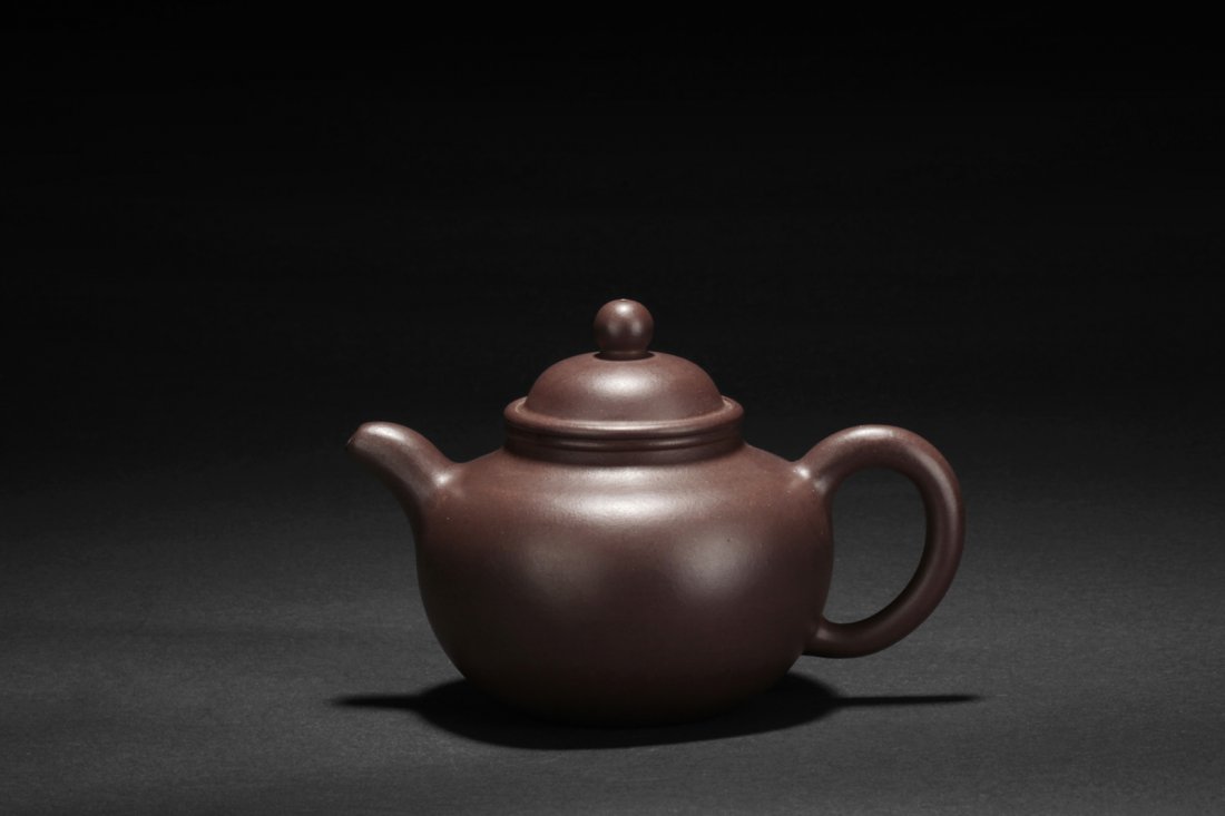 SHAO DAHENG: YIXING PURPLE CLAY 'DUO ZHU' TEAPOT: The teapot overall shape of three balls stacked together, from large body to medium lid and small finial, the uncarved smooth body of deep purple-brown color, and a two character "Da Heng" artist mark