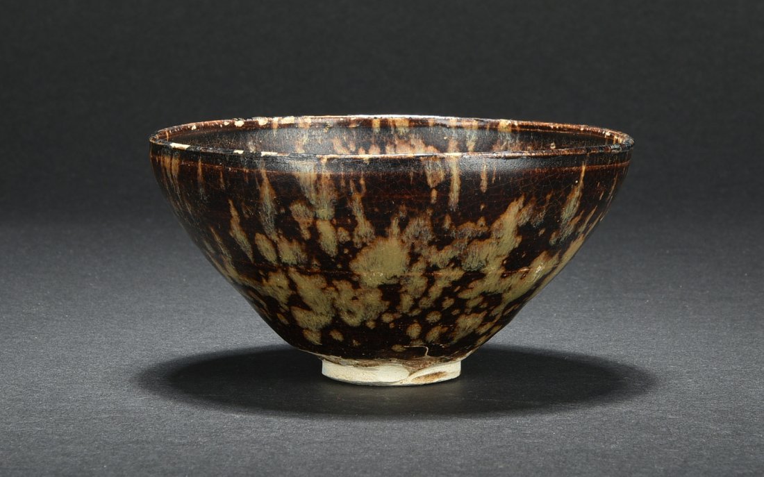 JIZHOU WARE BLACK-GLAZED BOWL: The Jizhou ware bowl glazed in black color with turtle shell patterns on the interior and exterior, the bottom with burn marks. Song Dynasty period. H: 2 1/2 in (6.4 cm) D: 4 7/8 in (12.4 cm)