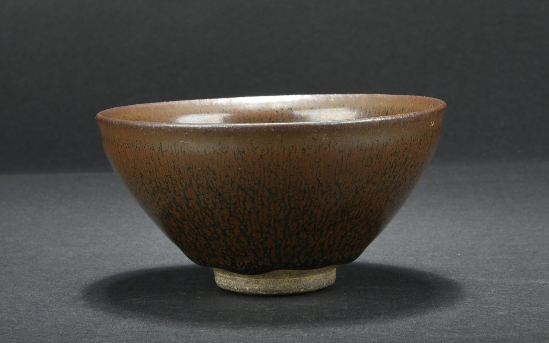 JIANYAO KILN 'OIL DRIP' BOWL: The Jianyao kiln bowl glazed in brown and black with oil drip patterns, the bottom remain unglazed. Song Dynasty period. H: 2 5/8 in (6.6 cm) D: 5 1/16 in (12.9 cm)
