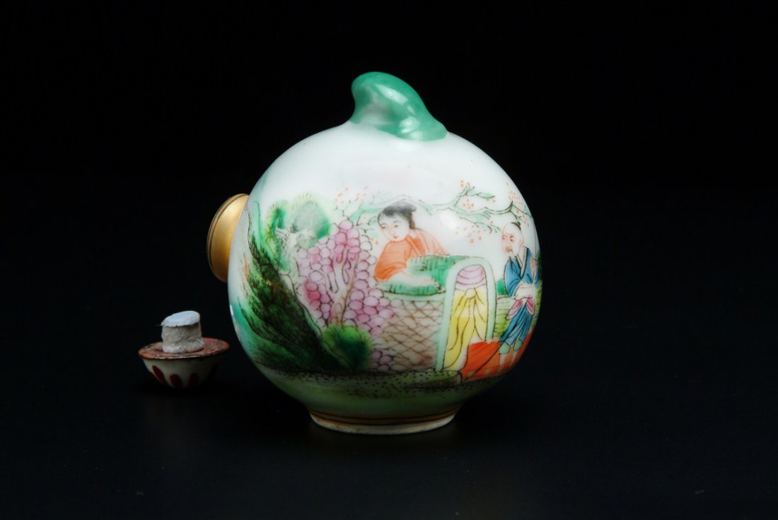 CHINESE FAMILLE-ROSE SNUFF BOTTLE (1 of 3)