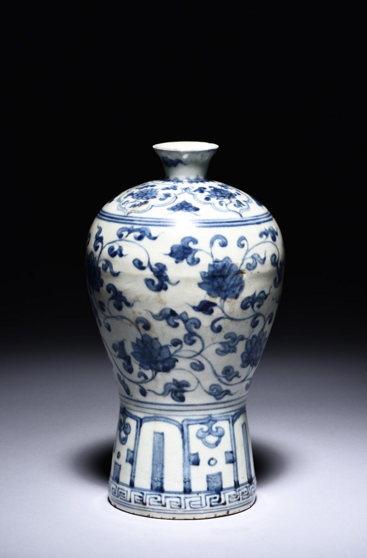 BLUE AND WHITE 'FLOWERS' VASE (1 of 4)
