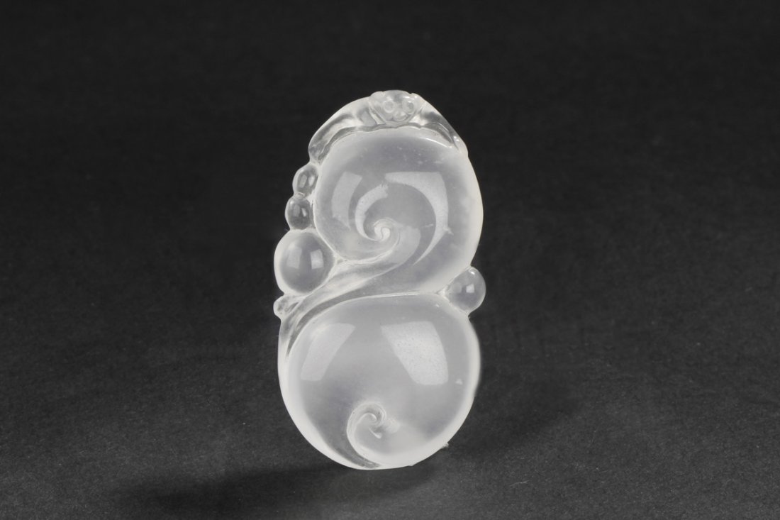 A CARVED QUARTZ PENDANT (1 of 6)