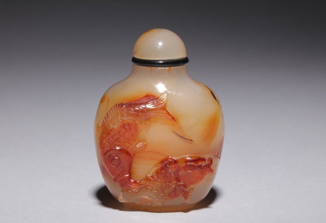 AGATE CARVING TWO FISH SNUFF BOTTLE (1 of 5)