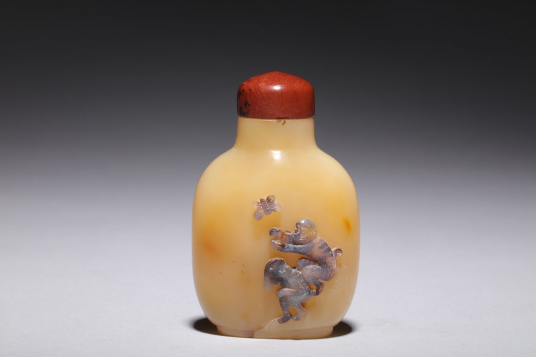CLEVERLY CARVED AGATE 'MONKEYS' SNUFF BOTTLE (1 of 5)