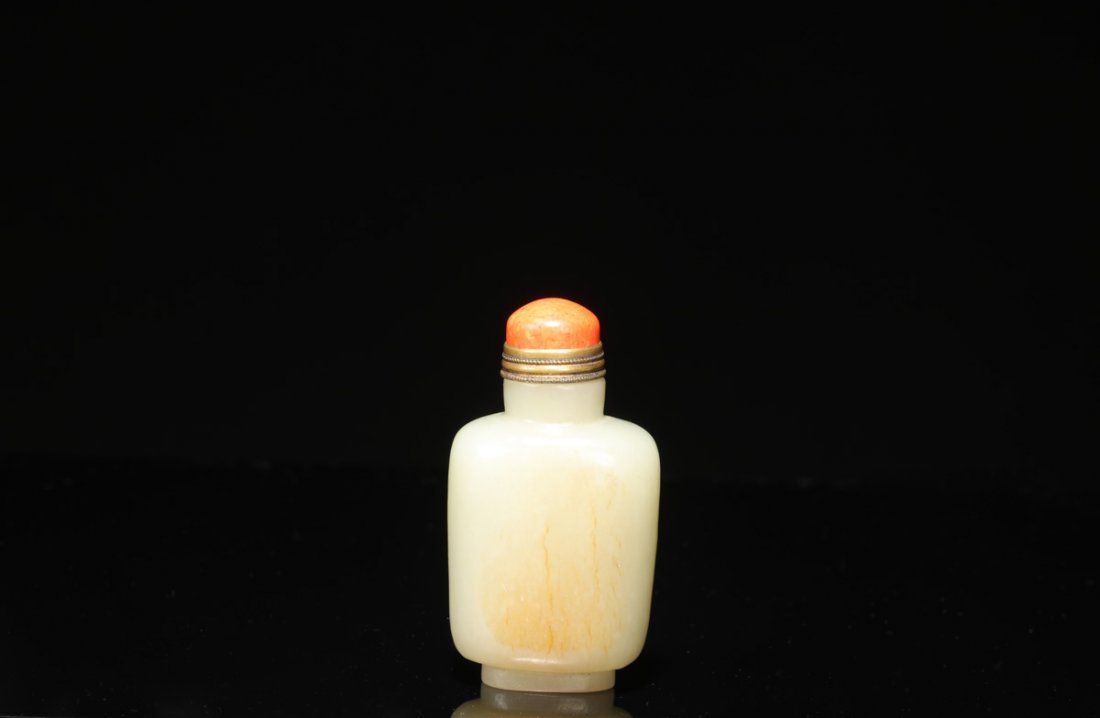 WHITE JADE SNUFF BOTTLE (1 of 4)