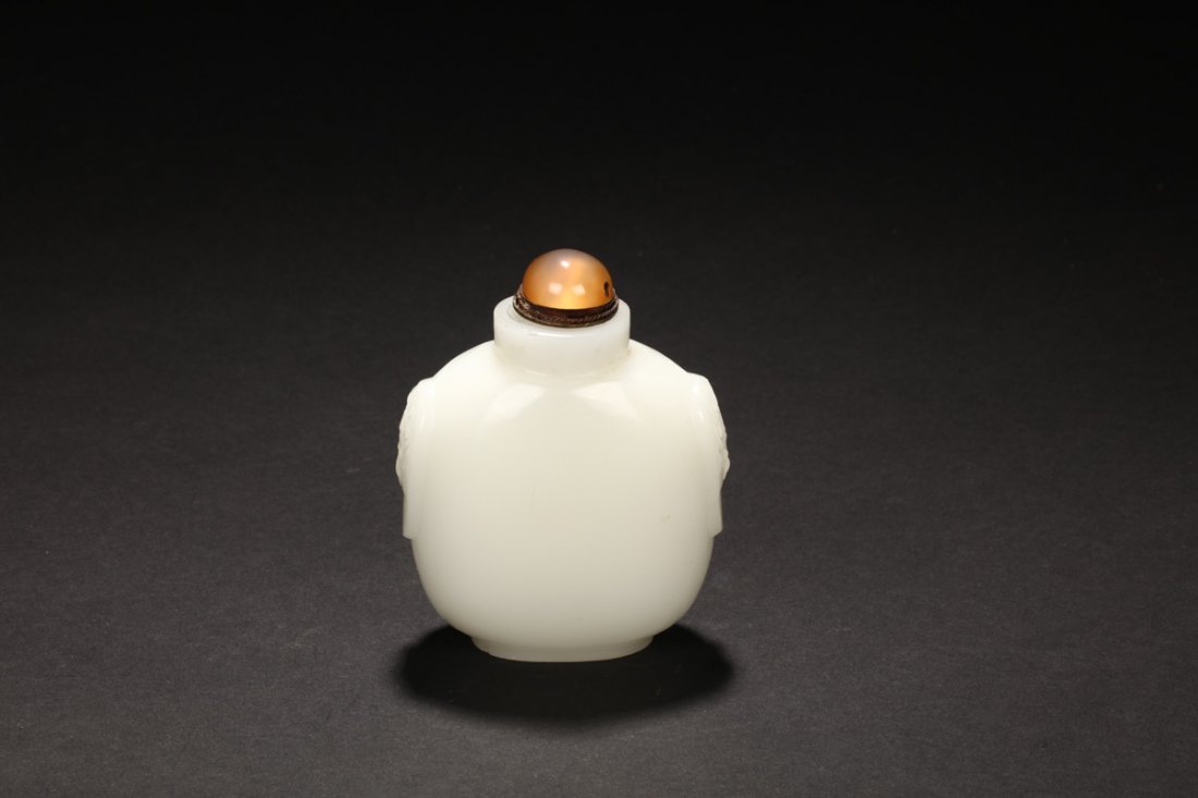 WHITE GLASS SNUFF BOTTLE (1 of 4)