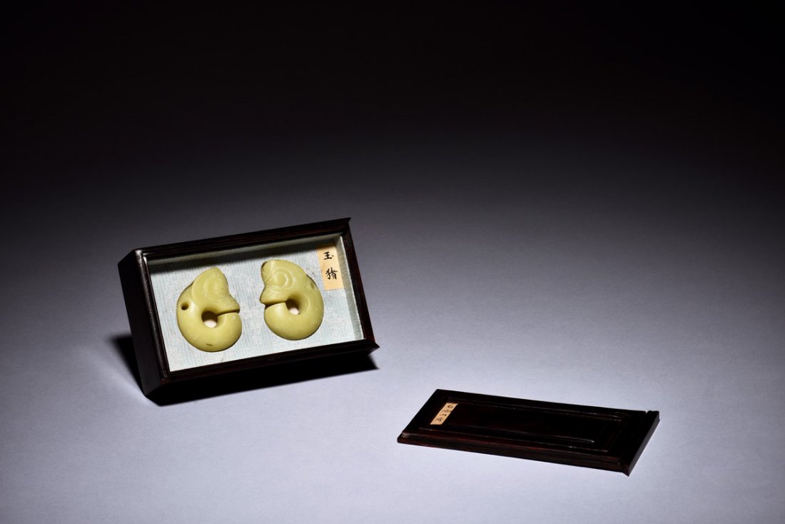PAIR OF JADE CARVED ORNAMENTS WITH BOX (1 of 7)