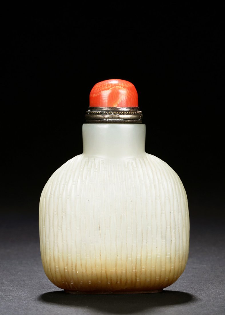 WHITE JADE CARVED SNUFF BOTTLE (1 of 6)