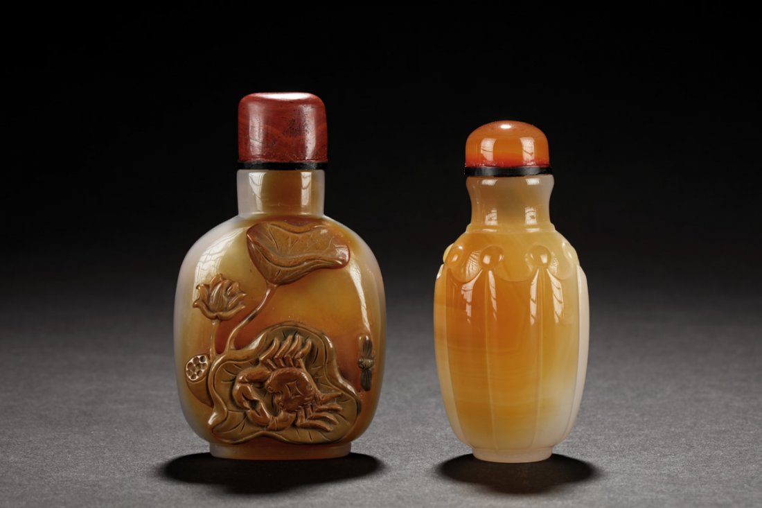 TWO AGATE SNUFF BOTTLES (1 of 7)