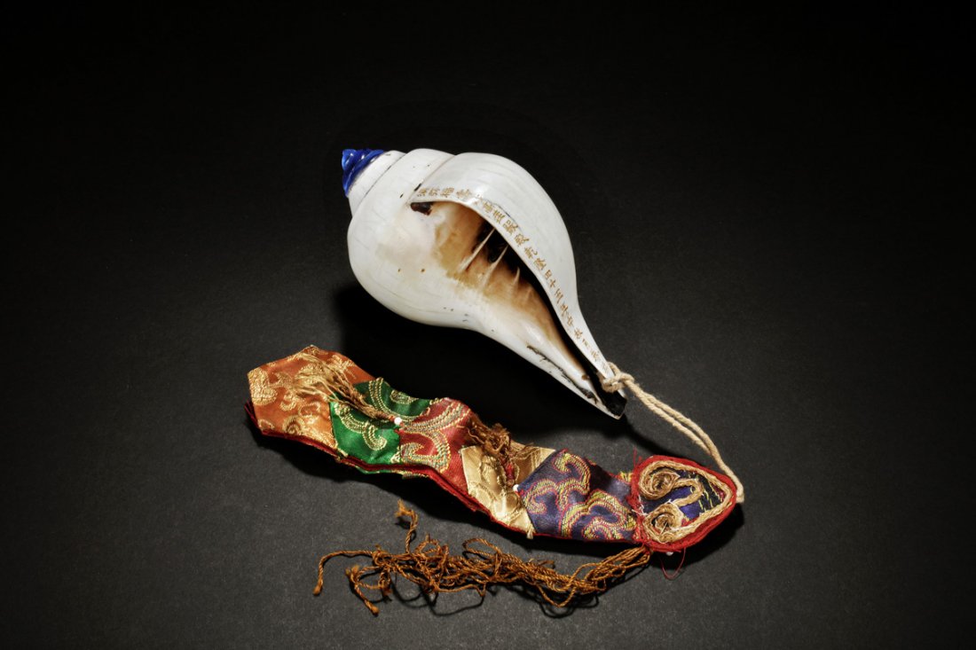 ORNATE WHITE CONCH WITH INSCRIPTION (1 of 8)