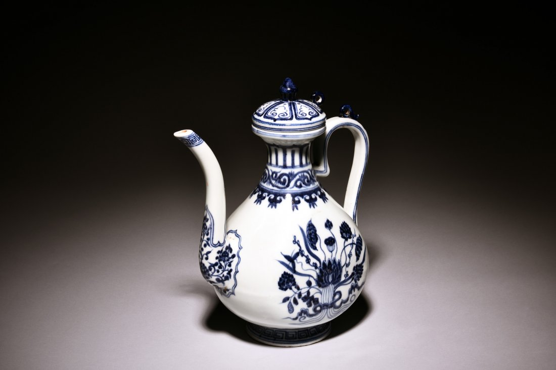 BLUE AND WHITE 'LOTUS' EWER (1 of 5)
