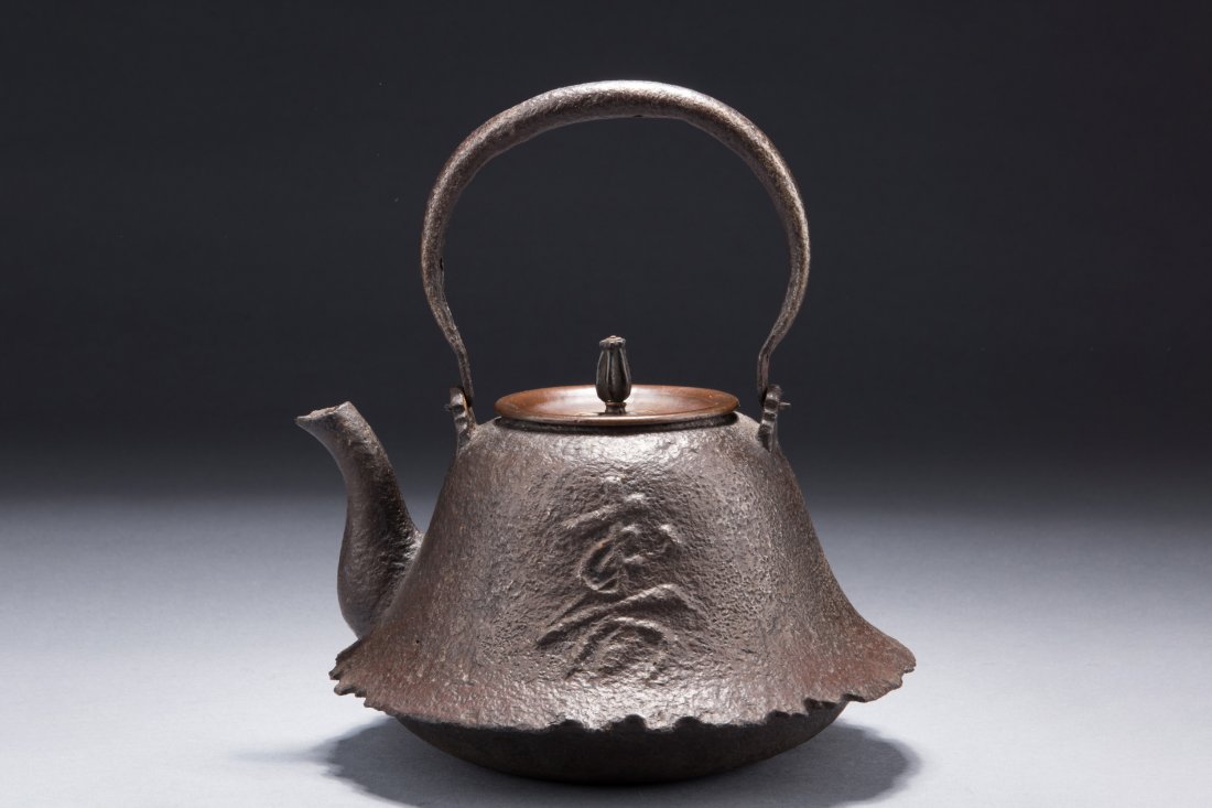 JAPANESE IRON TEAPOT (1 of 9)