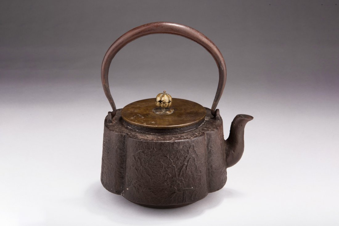 JAPANESE IRON TEAPOT 'LANDSCAPE SCENERY' (1 of 8)
