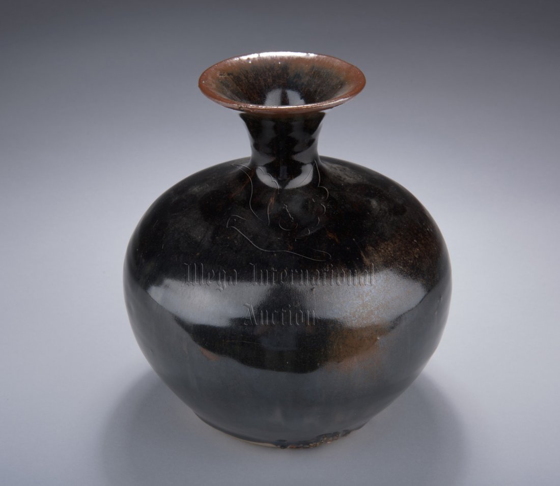 A CHINESE BLACK GLAZED VASE (1 of 6)