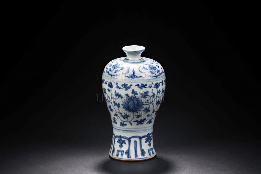 BLUE AND WHITE 'FLOWERS' VASE, MEIPING (1 of 4)