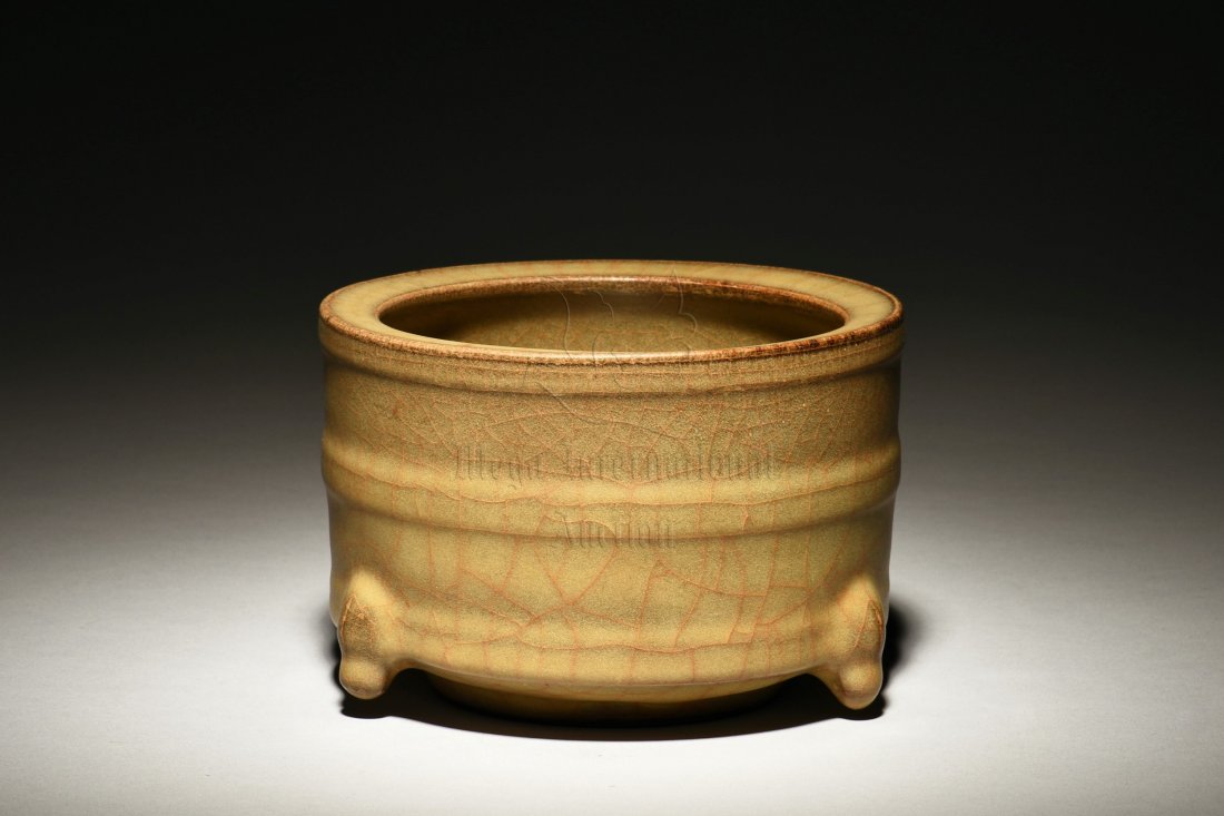 LONGQUAN WARE TRIPOD CENSER (1 of 7)