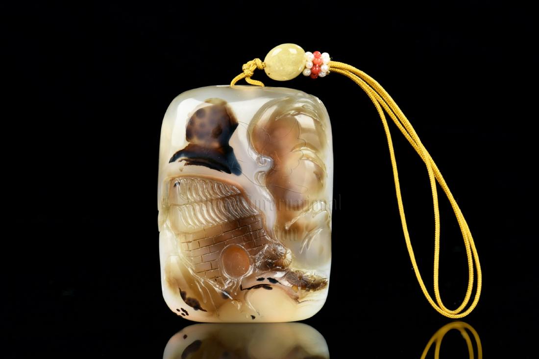 A CARVED AGATE PENDANT (1 of 6)