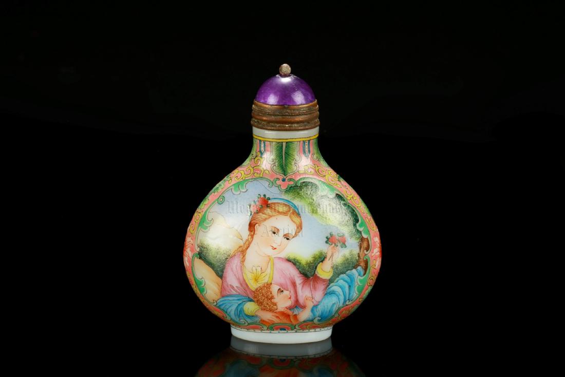 FAMILLE ROSE GLASS 'WESTERNERS' SNUFF BOTTLE (1 of 8)