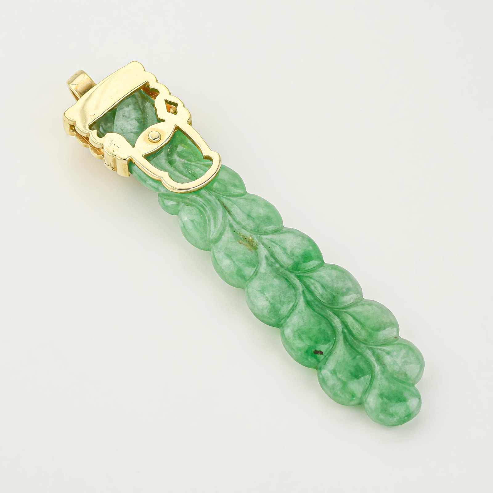 Vintage Carved Jadeite and Diamond Pendant - 2