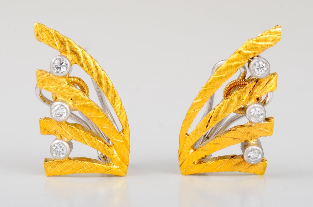Buccellati Gold Diamond Earings: Buccellati 18K textured gold diamond earings.Signed AR 18K Buccellati and a few gold metal stamps. length 3/4'' width 3/8'', weight 5.7g