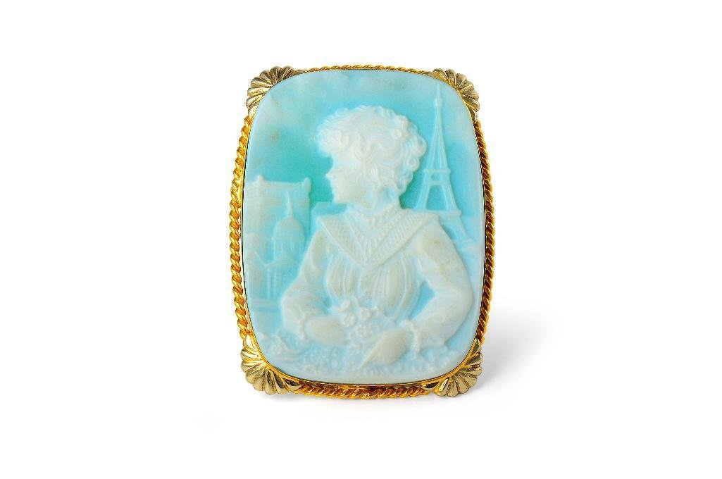 A Gold and Chalcedony Cameo Brooch (1 of 1)