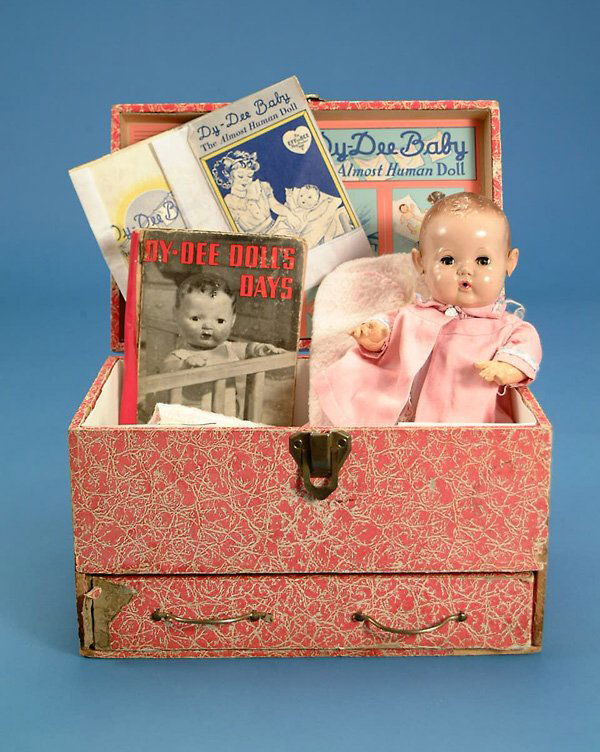 11" Effanbee DyDee Baby w/ orig trunk & wardrobe VG: 11" Effanbee DyDee Baby w/ orig trunk & wardrobe VG (est. $100-200)