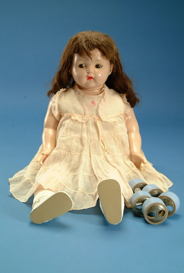 30" Effanbee Mae Starr phonograph doll, o.m., clot: 30" Effanbee Mae Starr phonograph doll, o.m., cloth torso w/phonograph & comp arms & legs, brown human hair wig, 5 cylinders, organdy dress, replaced shoes, bracelet, overall wear w/crazing, touchup o