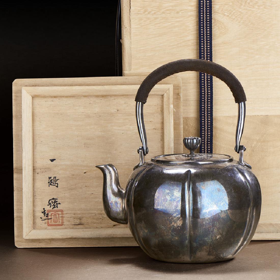 A JAPANESE SILVER TEAPOT: A SILVER TEAPOT JAPAN, LATE SHOWA PERIOD - EARLY HEISEI PERIOD (1980s-1990s) L 14.8 cm (5 7/8 in) H 18.1 cm (7 1/8 in) Weight 448 g RESERVE: HK$ 10,000 / RMB 8,900 日本昭和