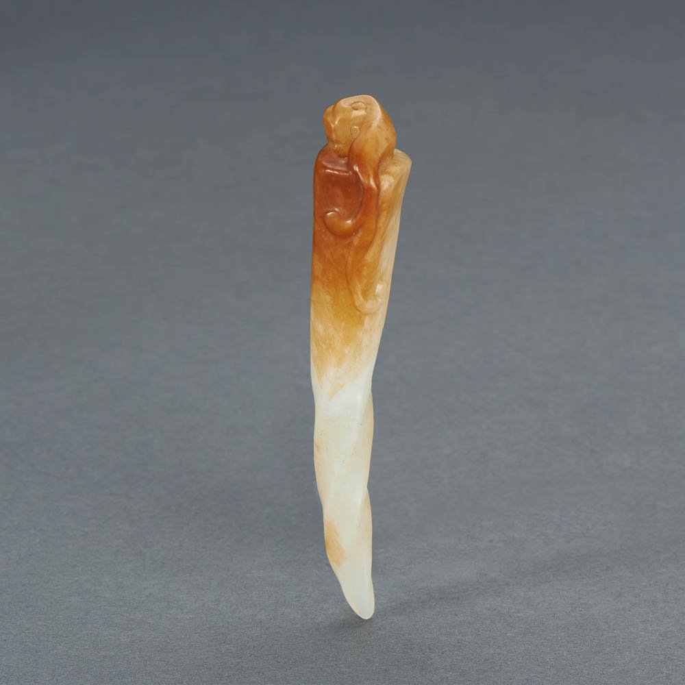 A CHINESE RUSSET JADE BEAST POINTED PENDANT: MING DYNASTY (1368-1644) A CHINESE RUSSET JADE BEAST POINTED PENDANT 明 帶沁瑞獸首「扭絲」紋玉觿 L 7.6 cm. (3 in.)