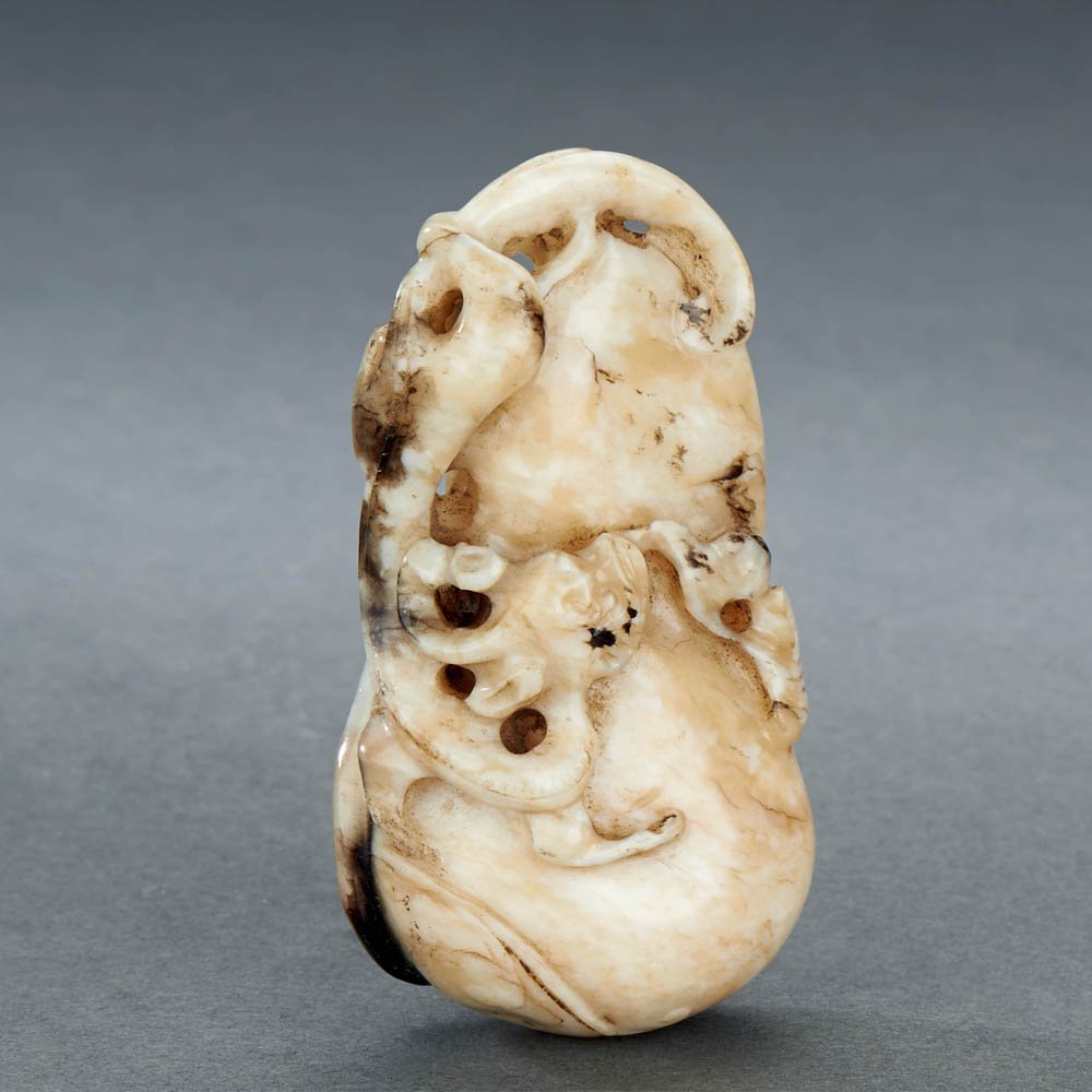 A CHINESE BURNT JADE DRAGON GOURD-SHAPED PENDANT: MING DYNASTY (1368-1644) A CHINESE BURNT JADE DRAGON GOURD-SHAPED PENDANT 明 火燒玉雕「龍」紋葫蘆墜 L 5.8 cm. (2 1/4 in.)
