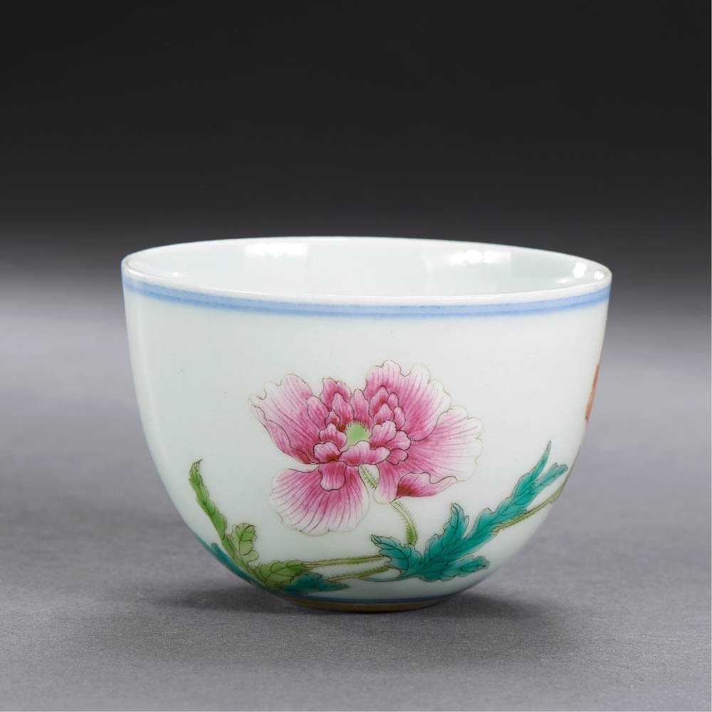 A CHINESE FAMILLE-ROSE FLOWER PATTERN CUP: QING DYNASTY (1644-1911) A FAMILLE-ROSE FLOWER PATTERN CUP 'DA QING TONGZHI NIAN ZHI' MARK D 6.5 cm. (2 1/2 in.) 清 粉彩花卉紋杯 《大清×