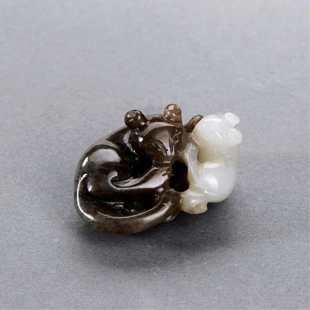A FINELY CARVED BLACK AND WHITE JADE PENDANT (1 of 2)