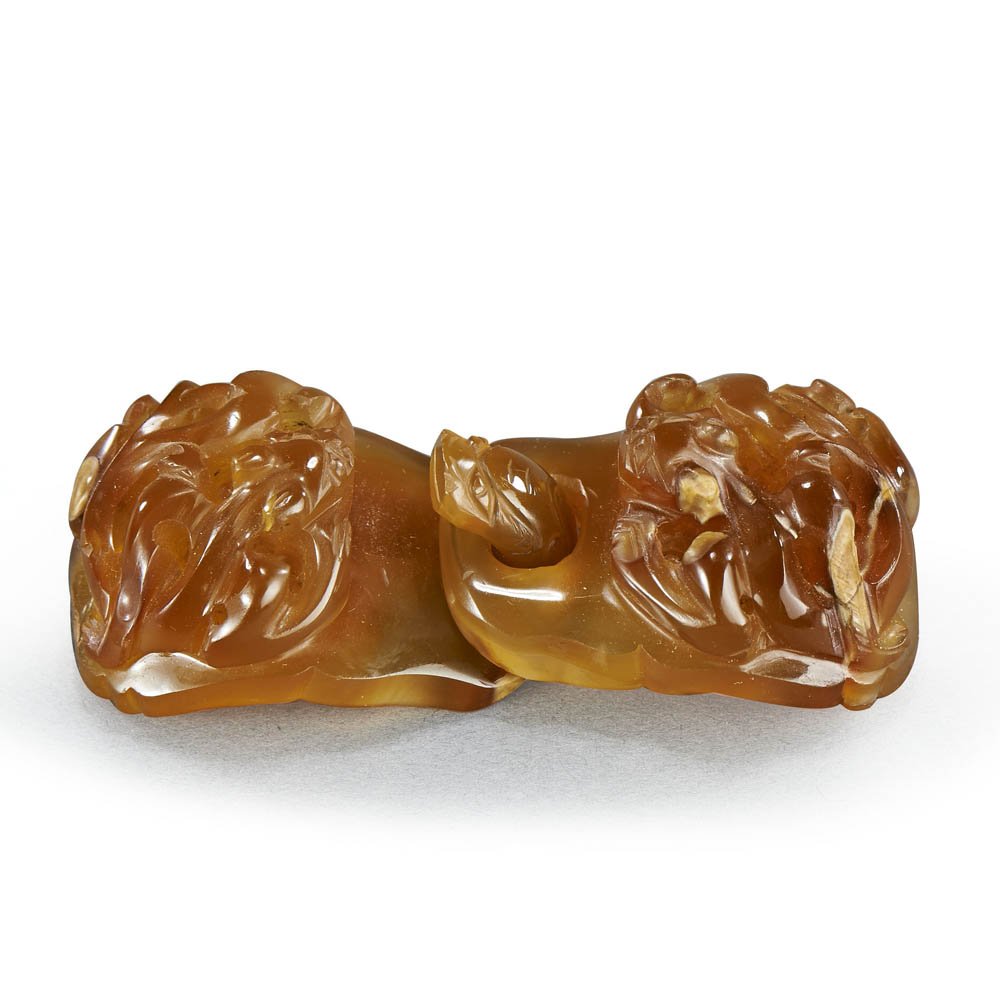 A CHINESE AGATE CHI DRAGON BELT HOOK AND BUCKLE (1 of 5)