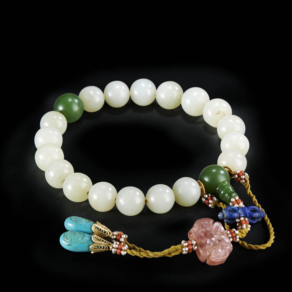 A CHAIN OF CHINESE JADE BEADS AND CARVINGS (1 of 1)