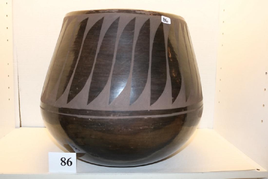 Santo Domingo Black on Black Jar (1 of 2)