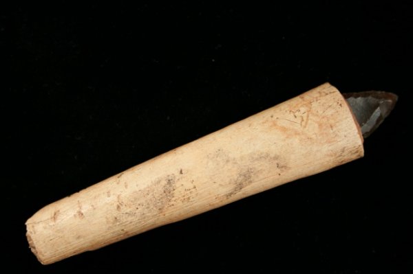 KNIFE RIVER FLINT BLADE: KNIFE RIVER FLINT BLADE WITH ORIGINAL BONE HANDLE INTACT, 4 ¼", FOUND BY JOHN R. GAGNE, MOOSEJAW, SASKATCHEWAN, MOOSEJAW CREEK, SITE LOCATED JUST N.E. OF TOWN