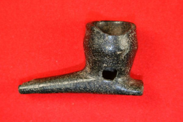 STEATITE INTRUSIVE MOUND PIPE: INTRUSIVE MOUND PIPE, STEATITE, 2 ¾", WAYNE CO., MI., PICTURED OHIO ARCHAEOLOGIST VOL. 39, #2, FRONT COVER (SPRING 1989) AND WHO'S WHO #7, PG. 346 (1988)