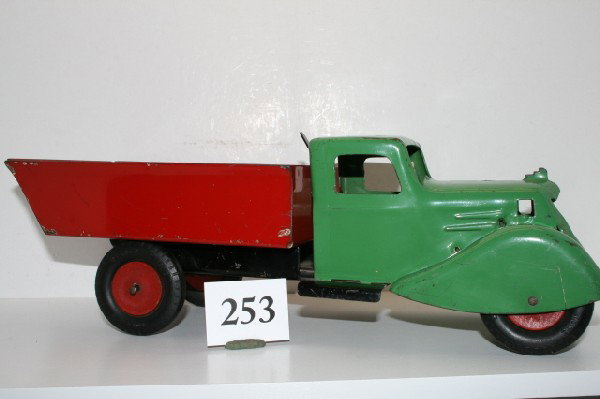 Dump Truck: Wyandotte Toys 1930's Dump Truck -working, excellent paint, no grill