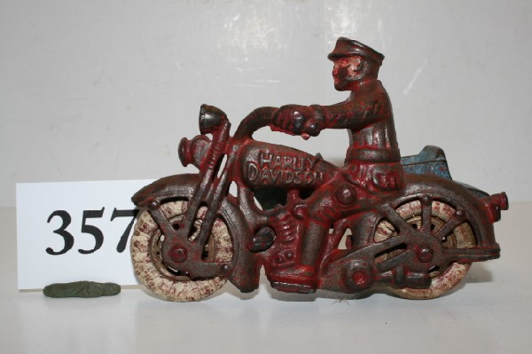 Hubley "Harley Davidson" Cop: Hubley "Harley Davidson" Cop with side car – replaced wheels & some over paint – 5 1/4"