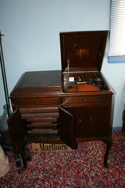 Victor Disc Record Player (will not ship): RCA Victor Disc Record Player in Mahogany Case – wind up (will not ship)