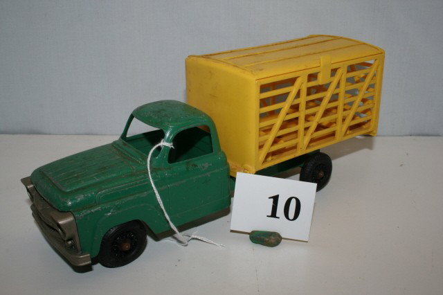 Hubley Cattle Truck: Green Hubley Cattle Truck in original paint with yellow plastic hauler 10" Long