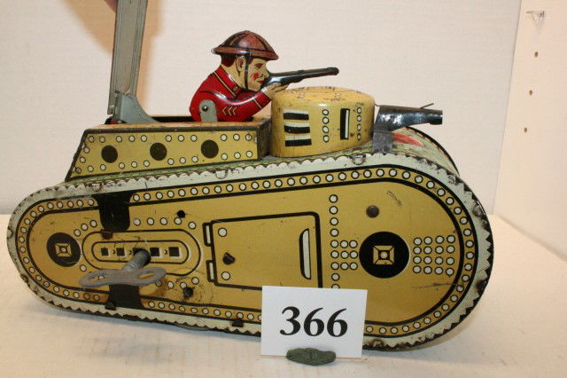 Marx Wind-up Tank: Marx Wind-up Tank with key in working condition – some minor rust and scratches