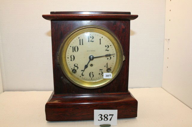 Seth Thomas Mantle Clock: Seth Thomas Mantle Clock with Key and Pendulum – unknown working condition
