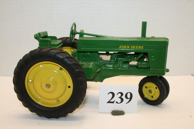 Ertl John Deere 60 Tractor: Ertl John Deere 60 Tractor w/original box (Mint)