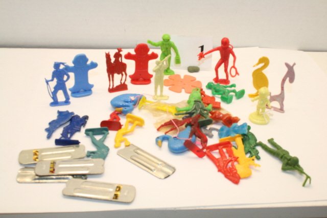 30 Plastic Stand Up Figures & 5 Whistles: Over 30 Plastic Stand Up Figures & 5 Whistles Cracker Jack