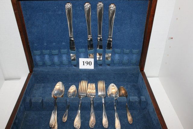 Daffodil Pattern Flatware Set: 1847 Rogers Bros. I S Daffodil Pattern Flatware Set with case – 4 knives, 4 tablespoons, 2 teaspoons, 5 forks, 4 salad forks