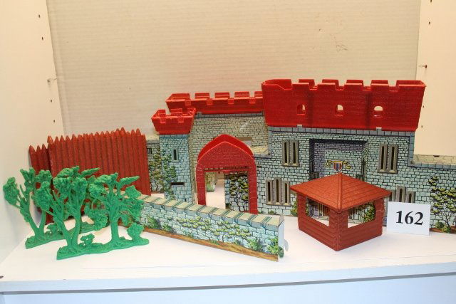 Job Lot of Metal Castle: Job Lot of Metal Castle, Plastic Figurines and Landscape – Fort with fencing and plastic army soldiers and other figures