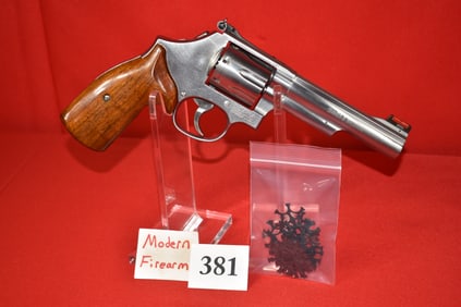 (X) Smith & Wesson Model 686-6 .357 magnum Revolver